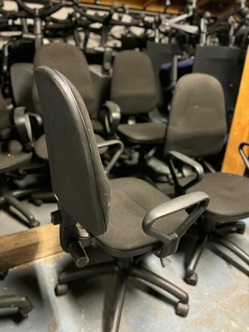 Fotel biurowy czarny fotele biurowe Nowy Styl Bravo do biur