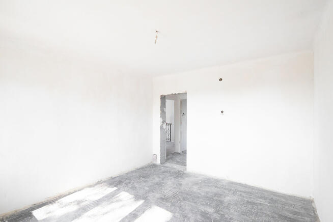 Dom wolnostojący w otoczeniu drzew. Zakroczym.