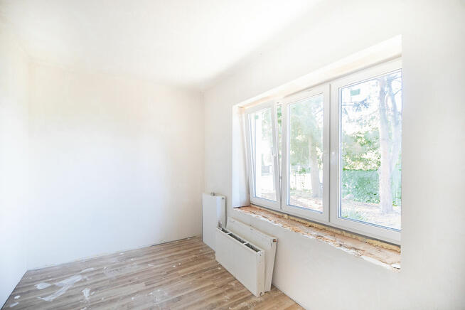 Dom wolnostojący w otoczeniu drzew. Zakroczym.