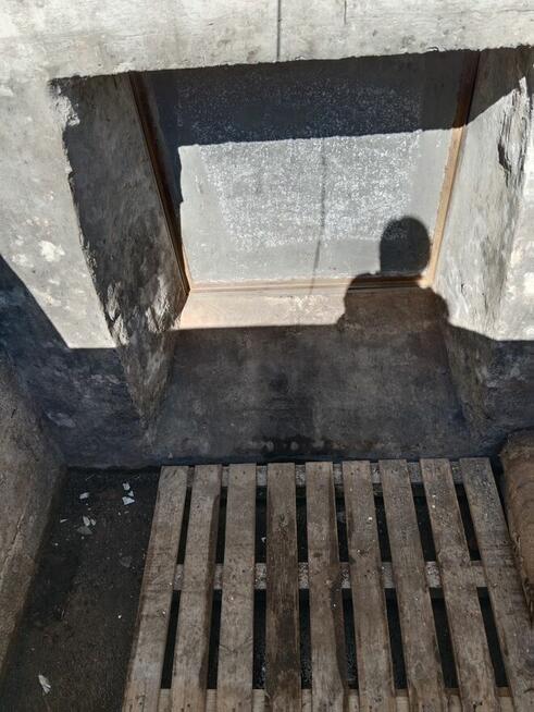 Klapa włazu z metalową futryną do piwnicy