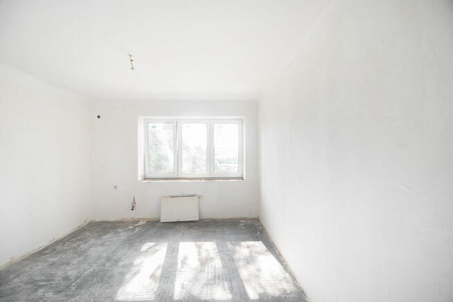 Dom wolnostojący w otoczeniu drzew. Zakroczym.