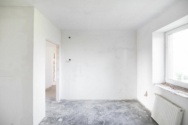 Dom wolnostojący w otoczeniu drzew. Zakroczym.