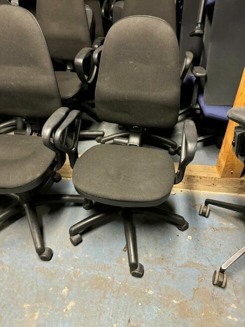 Fotel biurowy czarny fotele biurowe Nowy Styl Bravo do biur