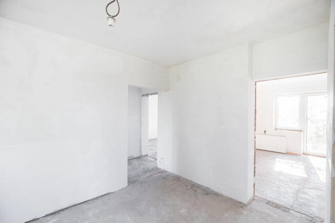 Dom wolnostojący w otoczeniu drzew. Zakroczym.