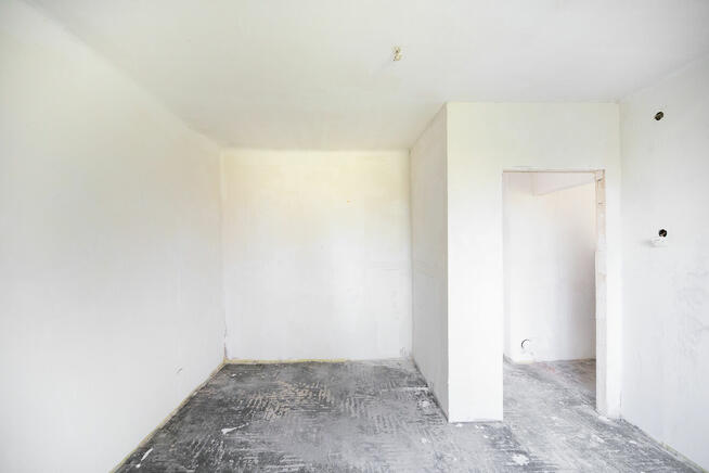 Dom wolnostojący w otoczeniu drzew. Zakroczym.