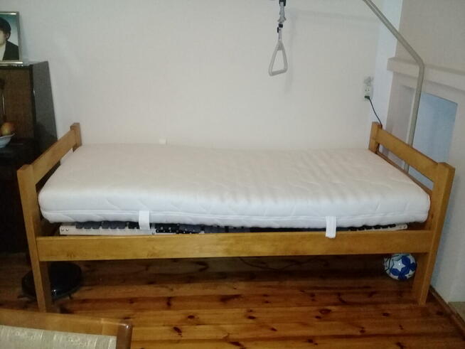 Regulowane elektrycznie łożko rehabilitacyjne z materacem