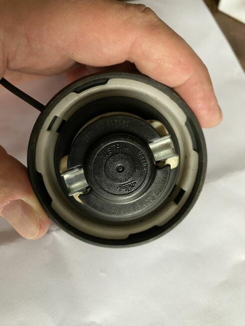 Oryginalny korek wlewu paliwa do Mercedes-Benz