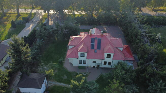 urokliwy dom w stylu dworkowym w Nasutowie