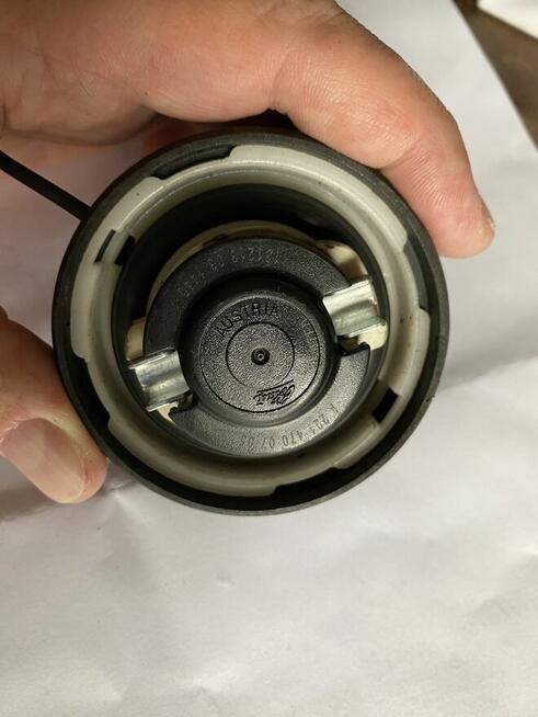 Oryginalny korek wlewu paliwa do Mercedes-Benz