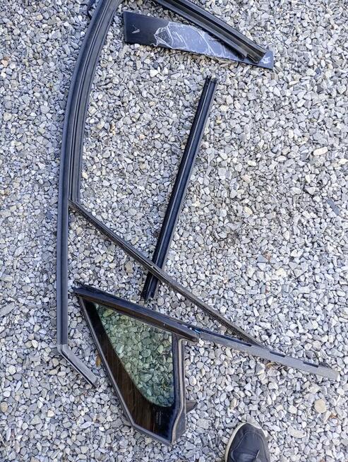 Szyba mała lewa trójkąt Peugeot 2008 13-19