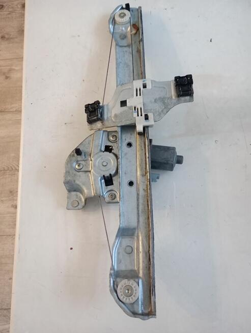 Mocowanie szyby prawy przód Peugeot 2008 (13-19)