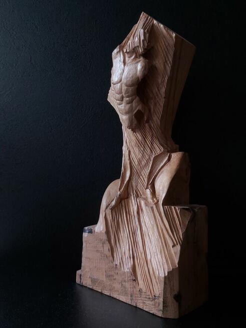 Akt męski w drewnie