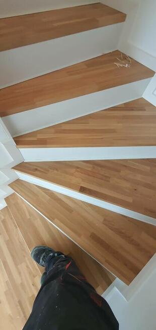 Schody dębowe - stopnie na beton