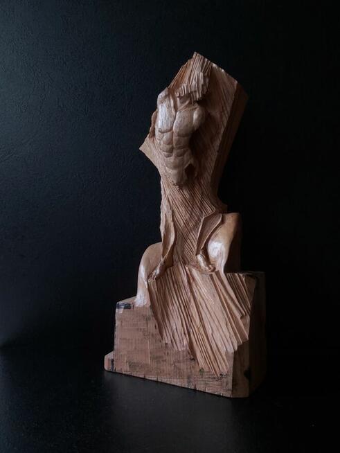 Akt męski w drewnie