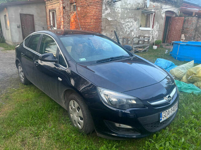 Samochód osobowy marki Opel Astra Sedan, rok produkcji 2018