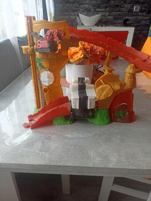 DINOTRUX Z MAKIETĄ