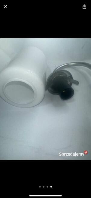 Bardzo ładny kinkiet na ścianie na żarówkę e14 klosz mleczny