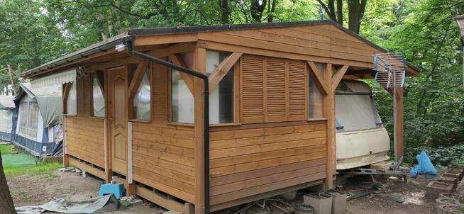 Przyczepa zabudowana z miejscem