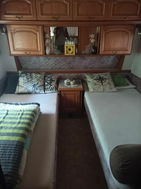 Przyczepa zabudowana z miejscem