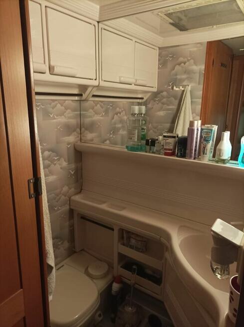 Przyczepa zabudowana z miejscem