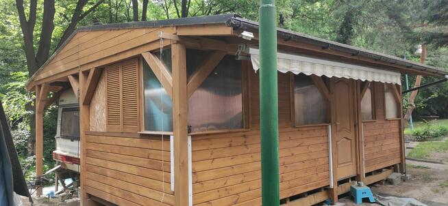 Przyczepa zabudowana z miejscem