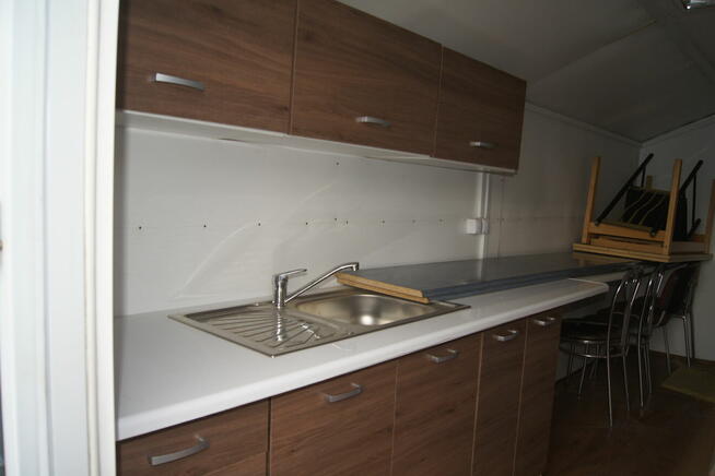 Sprzedam barak na kołach, sprawny, gotowy do użytku.