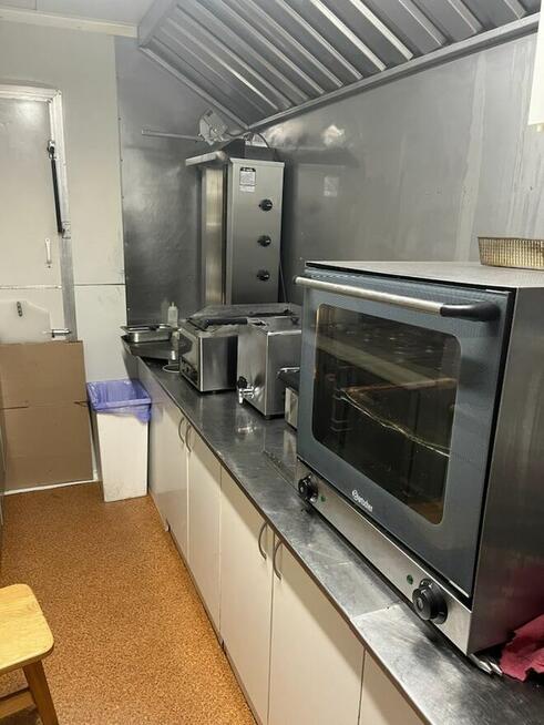 Przyczepa gastronomiczna z pełnym wyposażeniem