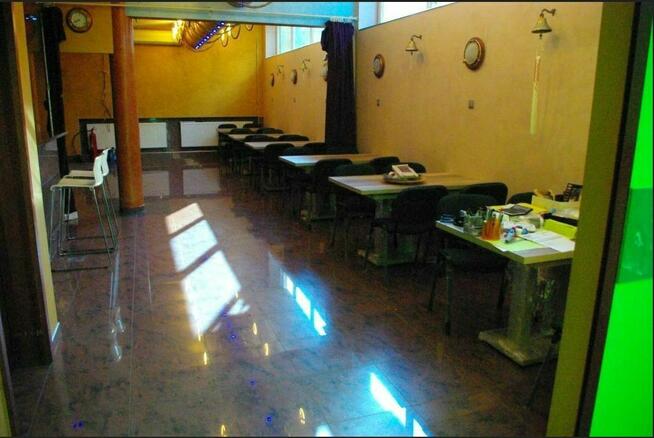 6 pokoi +kuchnia,3 toalety,4 wejścia, brama wjazd na 3 auta