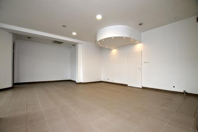 lokal z witryną, dwoma pomieszczeniami gosp.