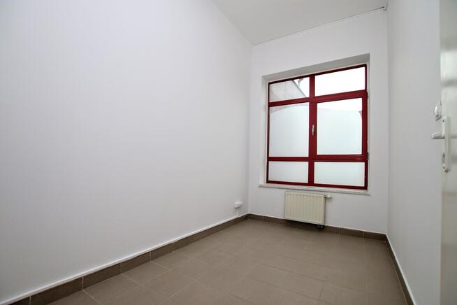 lokal z witryną, dwoma pomieszczeniami gosp.