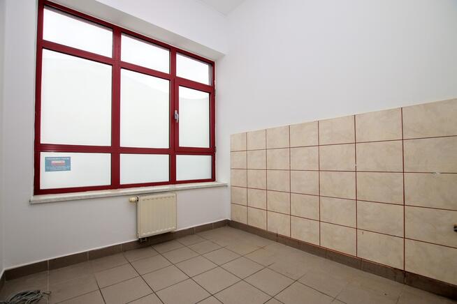 lokal z witryną, dwoma pomieszczeniami gosp.