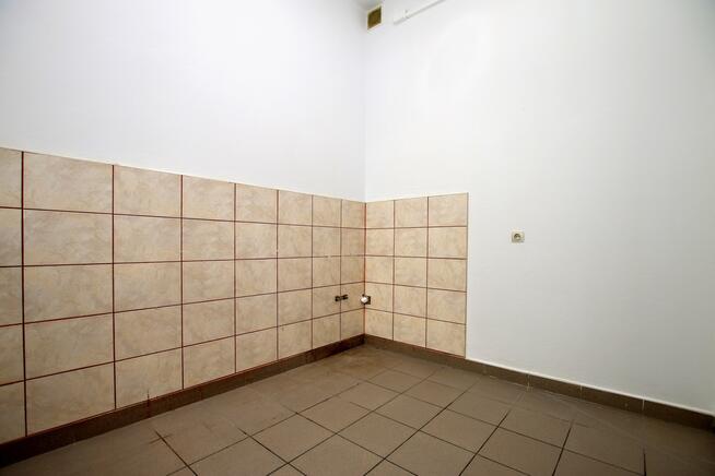 lokal z witryną, dwoma pomieszczeniami gosp.