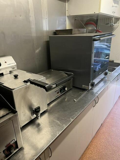 Przyczepa gastronomiczna z pełnym wyposażeniem