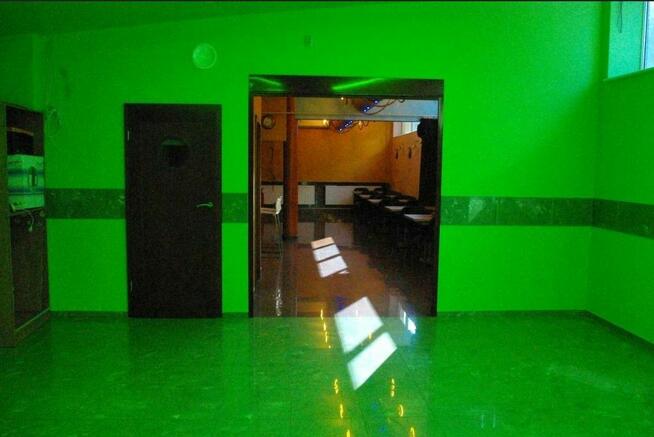 6 pokoi +kuchnia,3 toalety,4 wejścia, brama wjazd na 3 auta