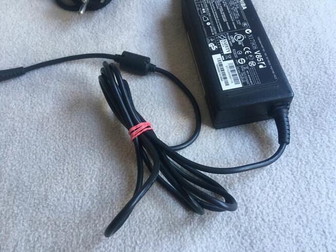 Zasilacz ładowarka TOSHIBA N 17908 V85