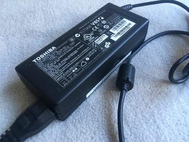 Zasilacz ładowarka TOSHIBA N 17908 V85
