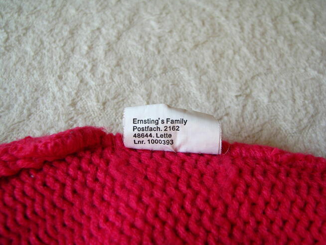 Malinowa włóczkowa czapeczka dziewczęca z uroczym kwiatuszki