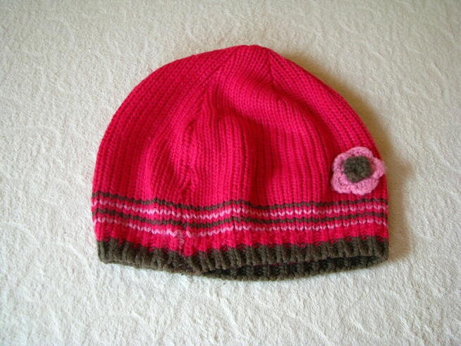 Malinowa włóczkowa czapeczka dziewczęca z uroczym kwiatuszki