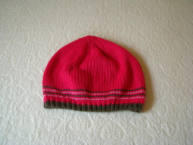 Malinowa włóczkowa czapeczka dziewczęca z uroczym kwiatuszki