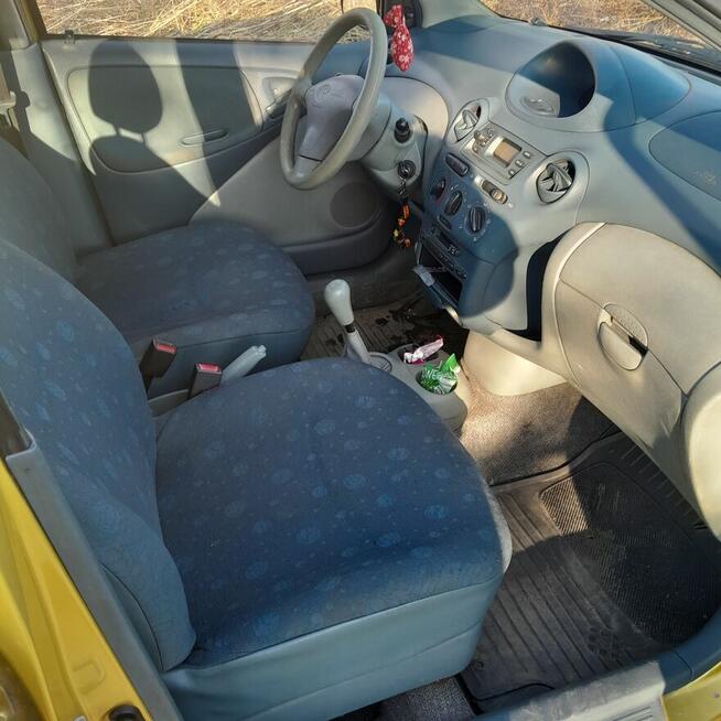 Toyota Yaris 2001, 5 drzwi, dobry stan oszczędna
