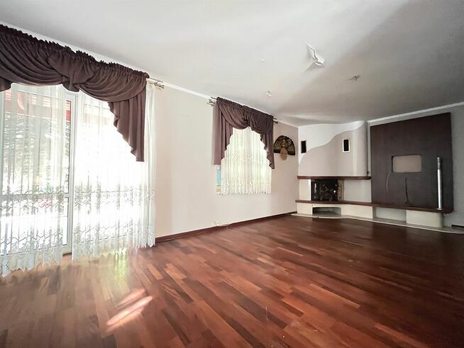 Dom z dwoma stawami i basenem Krobia