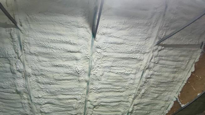 Ocieplenie Natryskowe Izolacja Pianą PUR Poddasza Stropy