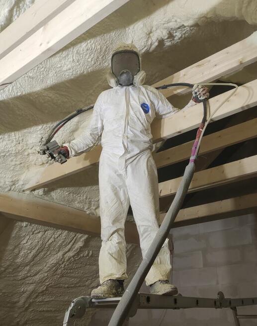 Ocieplenie Natryskowe Izolacja Pianą PUR Poddasza Stropy