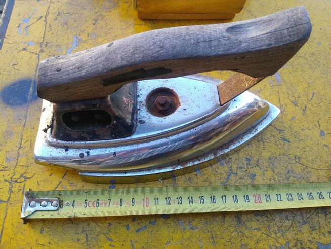 Żelazko stare, antyk, ciężkie, 40 zł.