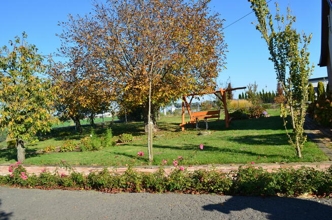 Dom z garażem i budynkiem gospodarczym na sprzedaż w Leśnicy