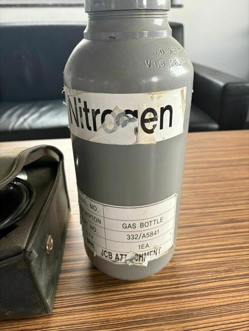 Młot wyburzeniowy JCB 25 + zestaw uzupełniający gaz