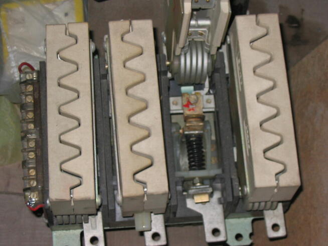 Styczniki prądu stałego, szeroki asortyment, z doborem