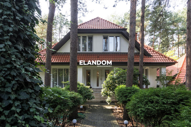 Dom pośród drzew w Sulejówku