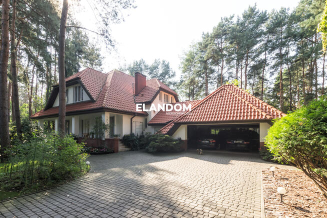 Dom pośród drzew w Sulejówku