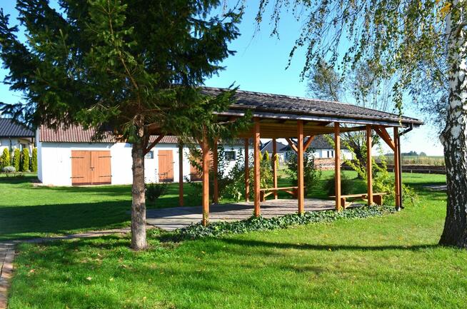 Sprzedam działkę budowlaną z budynkiem gospodarczym i wiatą